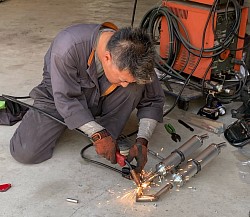 店主。修理に関しては柔軟に色々なアイディアを提供できます。根っからの車好きで意外とフレンドリー。色々と知恵があります。やってみる精神でほぼDIYで移転してきました。